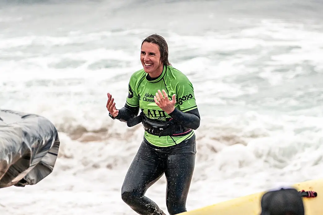 La windsurfeuse française Marine Hunter, tout sourire après sa victoire à l'Aloha Classic 2026