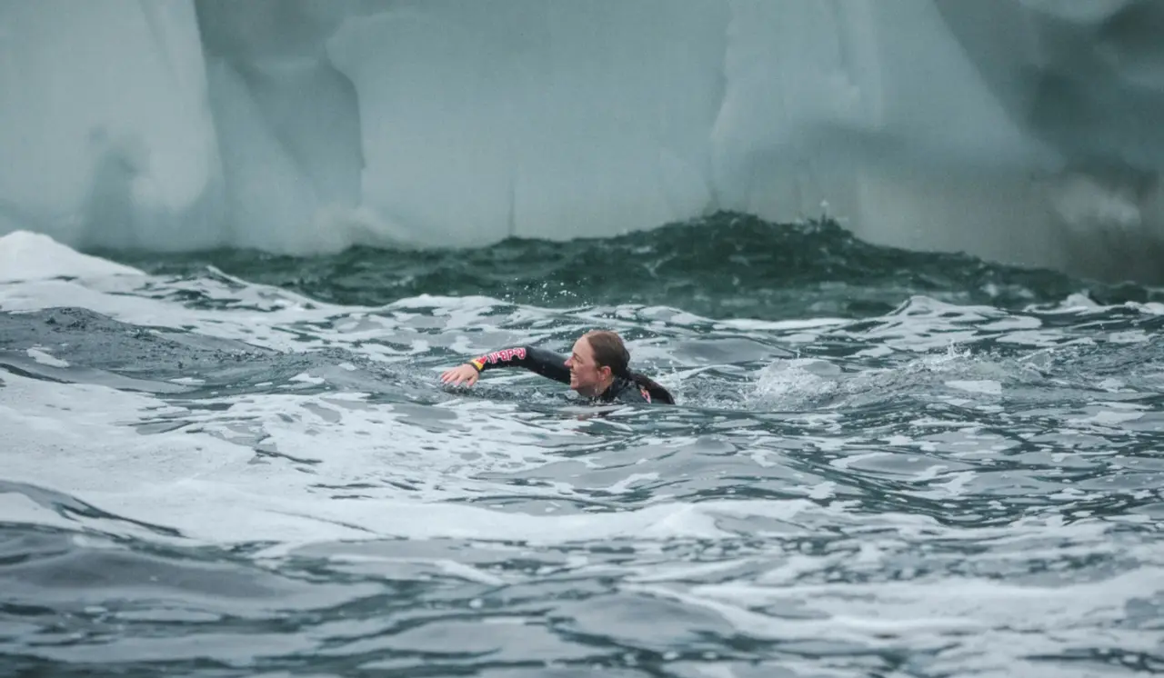 Molly Carlson a affronté les eaux froides de l'Atlantique Nord après son plongeon.