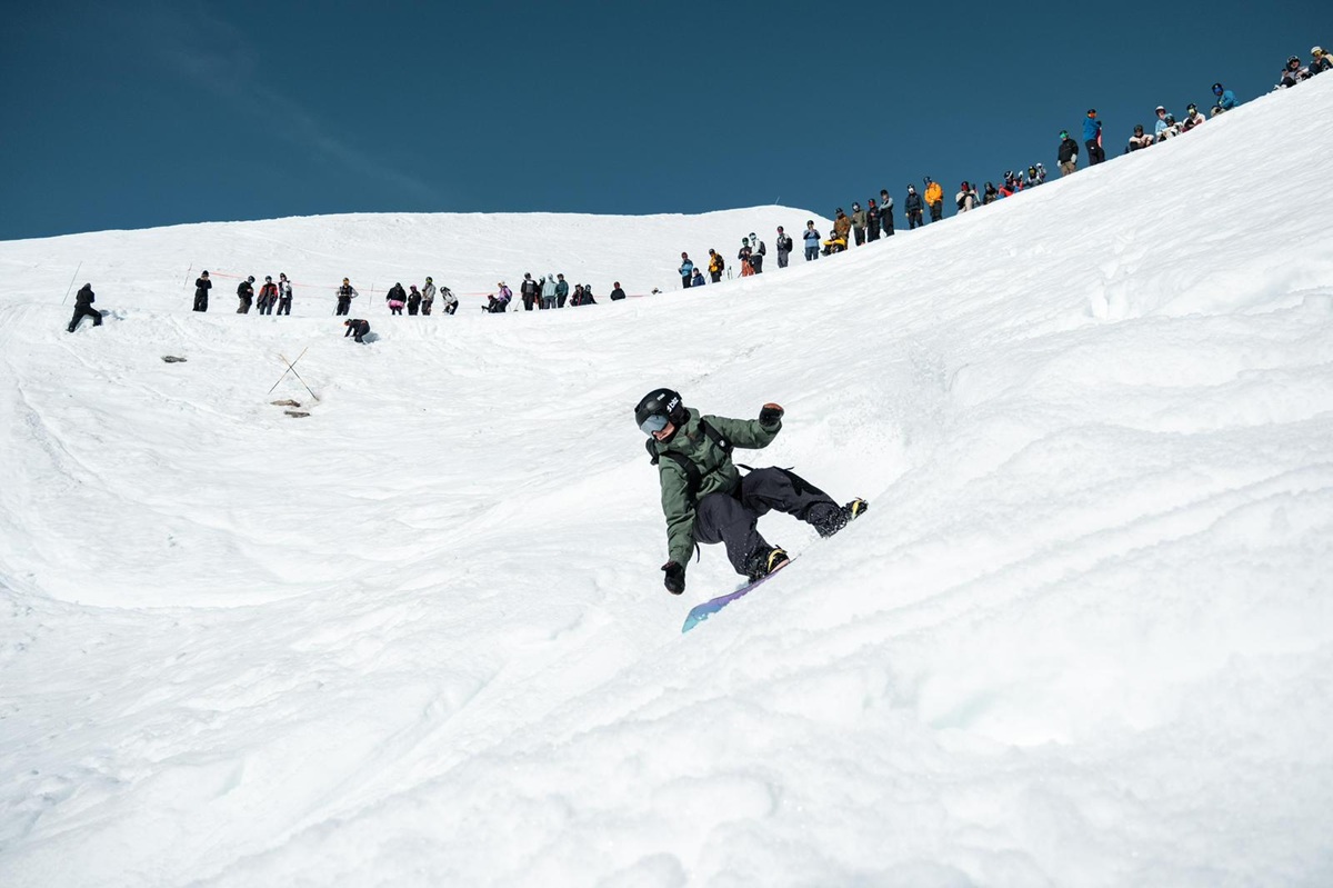 Anna Martinez en snowboarrd freeride - Crédit photo Morgan Bodet