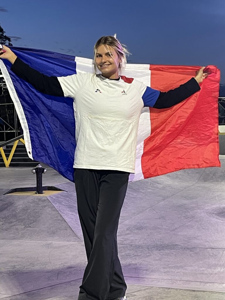 Championne de roller freestyle, Armelle Tisler avec le drapeau de l'Equipe de france