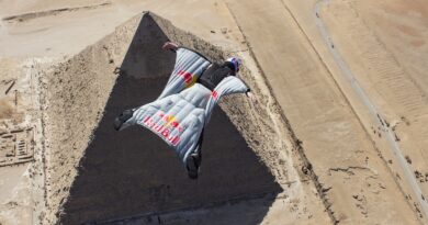 Cédric Dumont en wingsuit avec les pyramides de gizeh