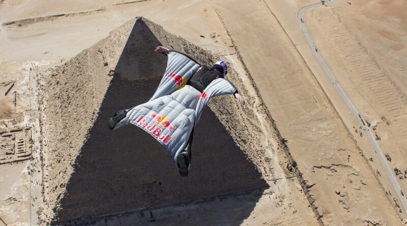 Cédric Dumont en wingsuit avec les pyramides de gizeh