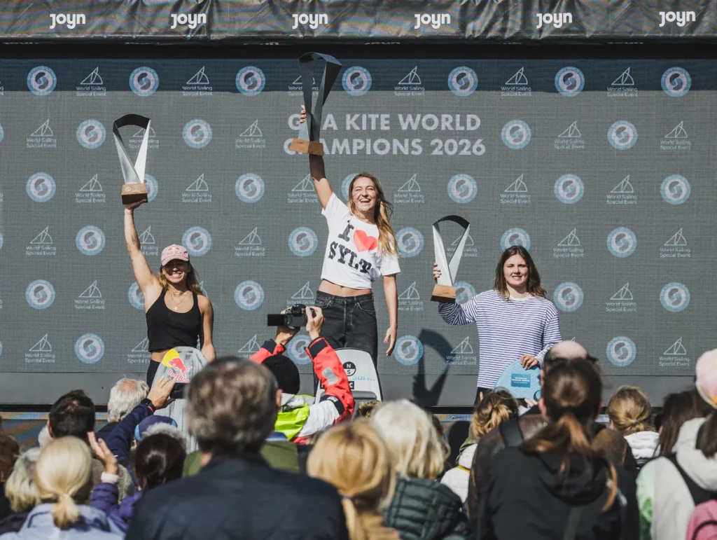 Capucine Delannoy, championne du monde de kitesurf 2026, sur le podium à Sylt/ Crédit photo GKA Kite World Tour/ Lukas K Stiller