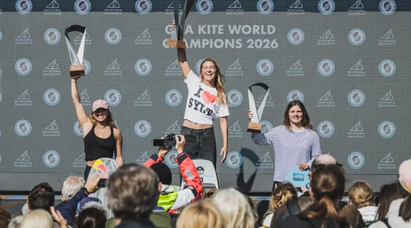 Capucine Delannoy, championne du monde de kitesurf 2026, sur le podium à Sylt/ Crédit photo GKA Kite World Tour/ Lukas K Stiller